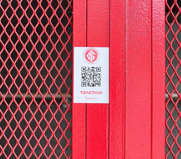 Código QR adherido en una estructura color rojo  roja ubicada en el interior del estadio del Sport Club Internacional de Brasil